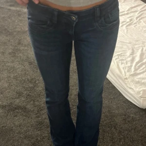 Lågmidjade jeans  - Blåa, lågmidjade jeans ifrån Gina 14+, helt i nyskick. Säljer då de inte kommer till användning för att jag har ett par nästan likadana jeans. Storlek S passar mig som är 165 cm lång. Liknar ltb jeans. Pris kan diskuteras vid snabb affär.