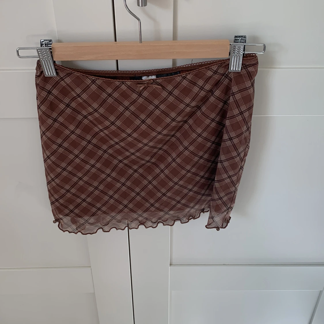 Brun rutig kortkjol från H&M Divided