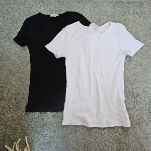 Två tighta t-shirts - Säljer två stycken tighta t-shirts från H&M i storlek XS. Fint skick, använda nån gång. Normal i storlek, perfekt basplagg!