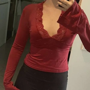 Röd spetstopp - Röd spetstopp i mycket bra skick som är lite för stor för mig! Liknar Venderbys! Storlek M ❤️