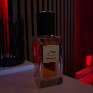 Yves Saint Laurent Tuxedo parfym - Riktigt fin parfym från YSL privateline. Förvarats mörkt o kyligt. Mängd ser ni på bilden, skulle säga runt 65/75ml. Skriv gärna till mig vid fler funderingar. Priset är ej hugget i sten, kan gå med på lägre vid snabb affär.