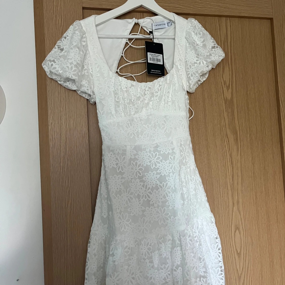 Vit spetsklänning från THATSSOFETCH - 2