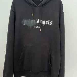 Palm Angels sprayer logo hoodie  - Svart Palm Angels sprayed logo hoodie i storlek L. Priset går att diskuteras. För fler bilder eller frågor skriv ett pm.