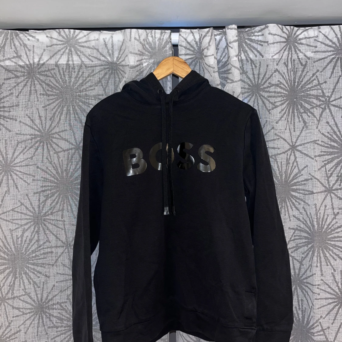 Svart hoodie från BOSS med tryck