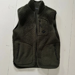 Fleeceväst - Fleeceväst från J.Lindeberg i en mörkgrön färg i storlek S. Kan även borstas ur för att bli mer fluffig. Säljer då jag inte använder den!