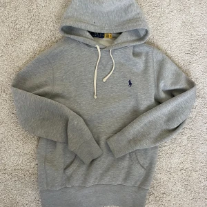 Ralph lauren hoodie  - Storlek XS passar S också , köpt i butik för 2500 säljer för endast 1099! Skriv vid fler frågor, bra skick inga defekter