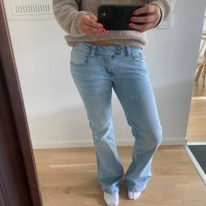 Ljusblå bootcut jeans från 157 - Säljer ett par ljusblå jeans från 157 med klassisk femficksdesign och bootcut-ben. Jeansen har låg midja och är tillverkade i mjukt denimtyg. Perfekta för dig som gillar en avslappnad och trendig look. Säljer då dom inte kommer till användning 
