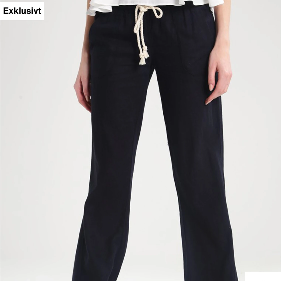 Svarta linnebyxor med snörning