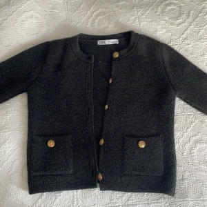 Grå stickad cardigan  - Helt ny cardigan från zara, super fin och perfekt till hösten❤️