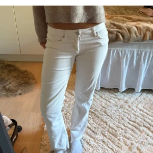 Vita acne jeans  - Snygga vita jeans från Acne. Dom har ett hål men det är igen sytt💞💞