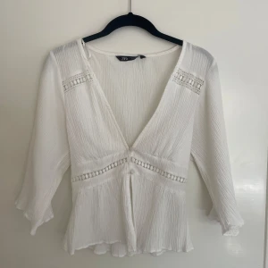 Vit blus med spetsdetaljer från Zara - Superfin vit blus från Zara med v-ringning, säljer då den inte kommit till användning❣️❣️