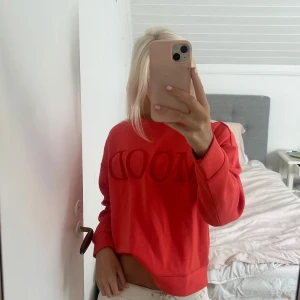 Röd sweatshirt från VILA med MOOD-tryck - Fin röd/orange sweatshirt från VILA i storlek XS med stort MOOD-tryck på framsidan. Tillverkad i mjuk bomull. Snygg att styla med jeans eller mjukisbyxor. Aldrig använd!❤️