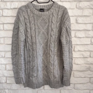 Kabelstickad grå tröja - Lite oversize, passar XXS-M, använd fåtal gånger så nytt skick. Jättevarm och mysig men lite stor för mig❤️