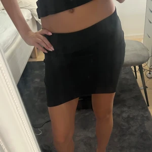 Svart tight kortkjol - Svart, enkel och tight kortkjol från Cubus i storlek 146/152. 