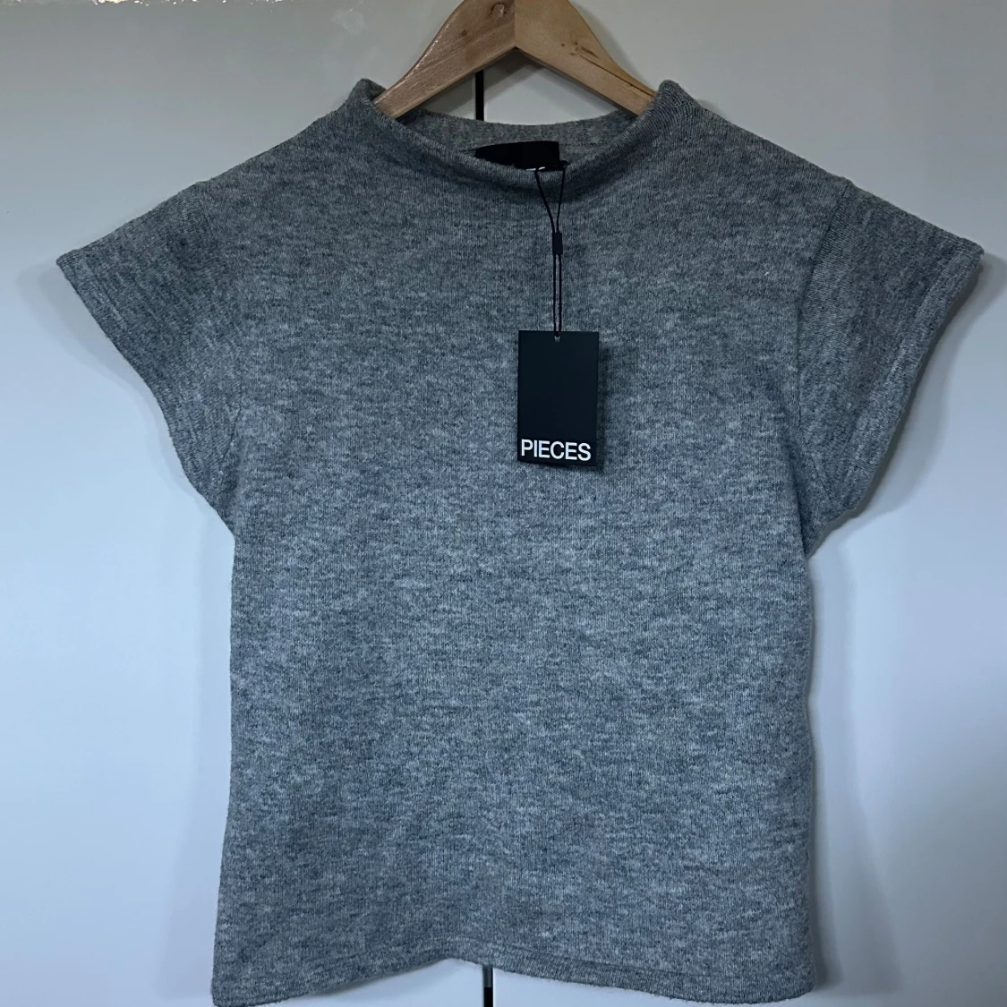 Grå mock neck topp från Pieces