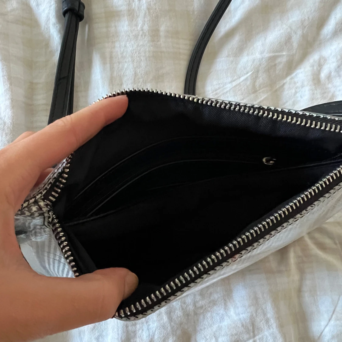 Rutig axelväska med dragkedja - 1