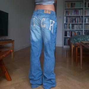 Coola jeans - Super härliga jeans, inget fel förutom lappen på baksidan som nötts bort i tvätten, se bild 4. Annonsen är återpublicerad för info men jag har uppdaterat den. Har älskat jeansen tills nu då de inte kommit till användning så mycket så jag har haft andra kläder. Mått: Ytterben: 101cm ish, innerben: 74-75cm, midja: ca 77cm. Det står rich på baksidan. Byxorna är av märket Richmond! Vid intresse hör av er! Kan absolut gå att diskutera priset vid ärligt intresse!