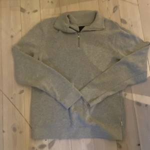 Grå half zip tröja i bomull - Säljer denna riktigt snygga gråa half zip tröjan från Jack & Jones. Tröjan är i storlek S och sitter bra på mig som är 179. Tveka inte på att höra av er vid funderingar.
