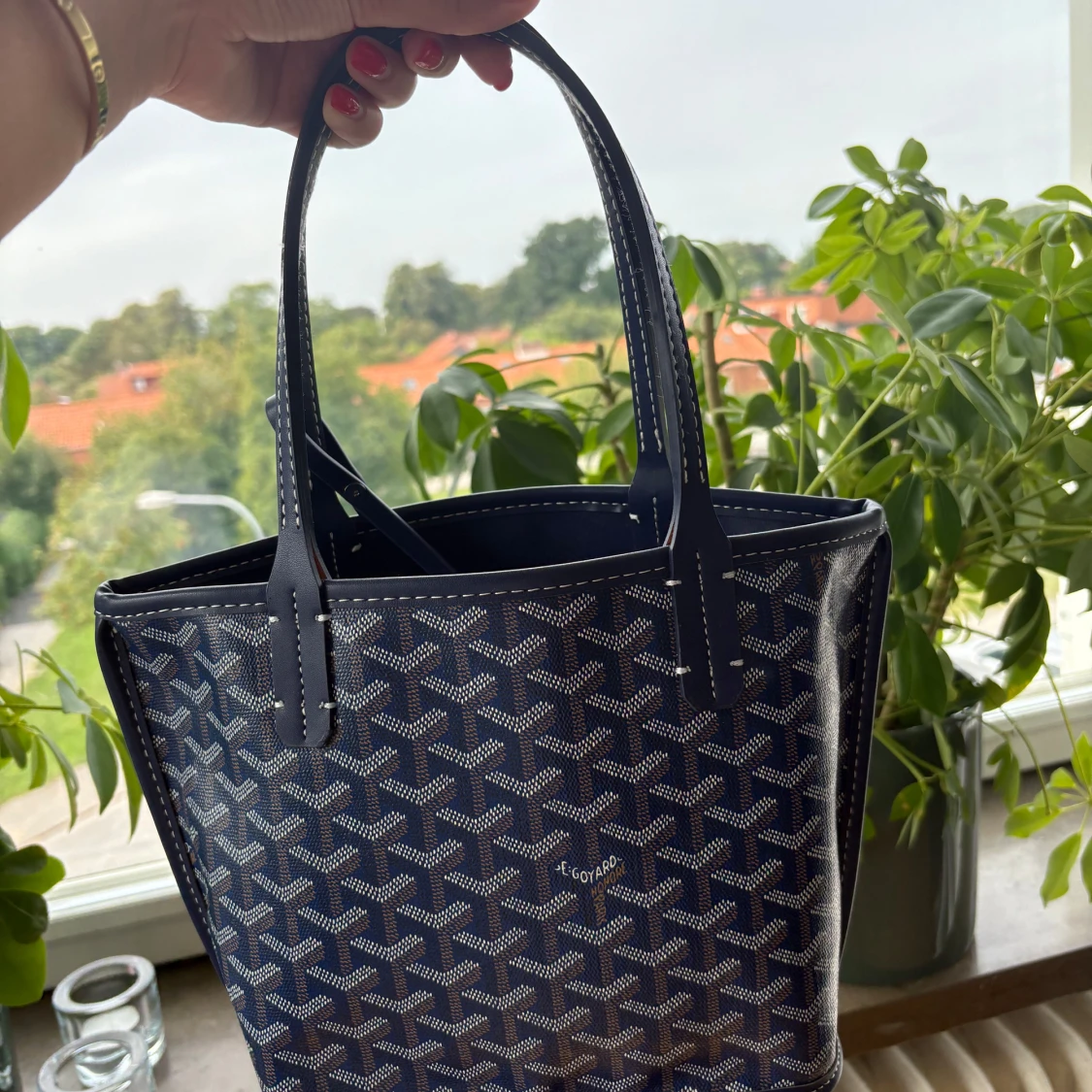 Blå  handväska med mönster