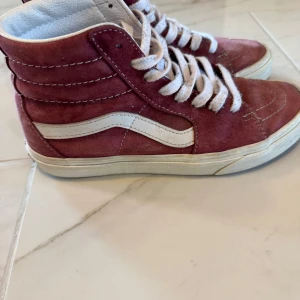 Vinröda Vans high-top - Jätte snygga vinröda Vans i bra skick. Passar bra till allt.