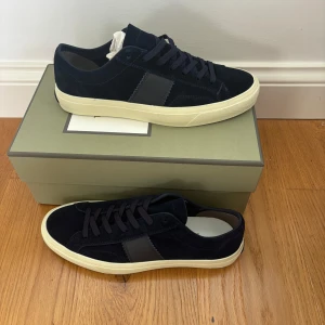 Mörkblå sneakers från Tom Ford mocka - Hej 👋 säljer dessa feta skor , skick 9/10 box och dustbag ingår  