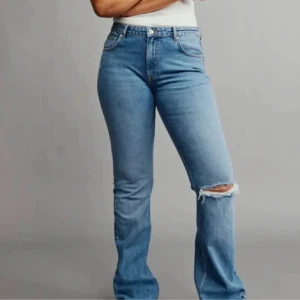 Jeans - Jättesnygga bootcut jeans med en medel midja. Helt slutsålda💞💞Jag brukar ha storlek 36/38 eller S/M, de sitter jätte bra på mig som är 175/176💞