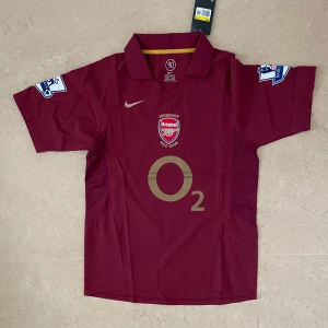 Arsenal retro tröja/ Henry - Säljer denna snygga tröjan av Arsenal med henry på ryggen! skriv till om ni är intresserade!