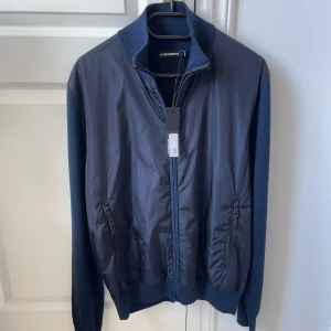 J.lindberg cardigan HELT NY  - Helt ny med tags, modellen är 180,75 kg och bär M. Jackan är ganska tung och är perfekt för hösten! Kom med frågor🙏