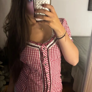 Vintage Rutig tröja💕 - Superfin rutig tröja med paljettdetaljer och spets💕 oanvänd och i fint skick. Passar S-M