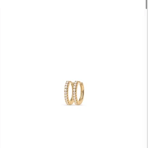 Guldiga hoops med glittriga stenar - Snygga små örhängen i guld med en rad glittrande vita stenar som ger extra shine. Perfekta hoops för dig som gillar stilrena smycken med lite bling. Passar till allt och är superenkla att matcha med andra smycken.