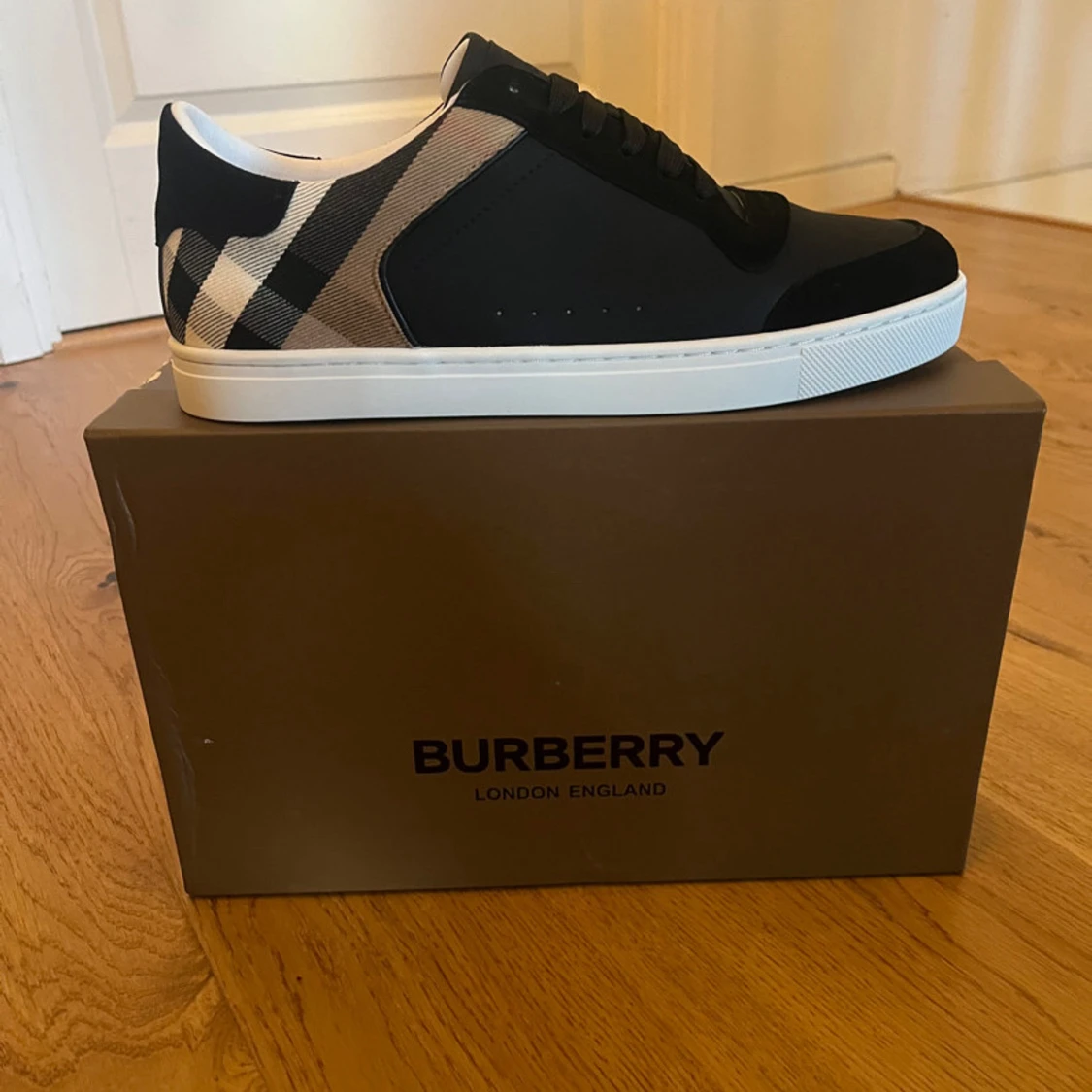 Burberry sneakers med rutig detalj