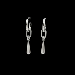 Silvriga droppformade örhängen - Snygga örhängen i silverfärgad metall med droppformad hängande detalj och länkdesign. De har en modern och stilren look som passar perfekt till dig som gillar minimalistiska smycken med en twist. Perfekt att matcha med andra silversmycken.