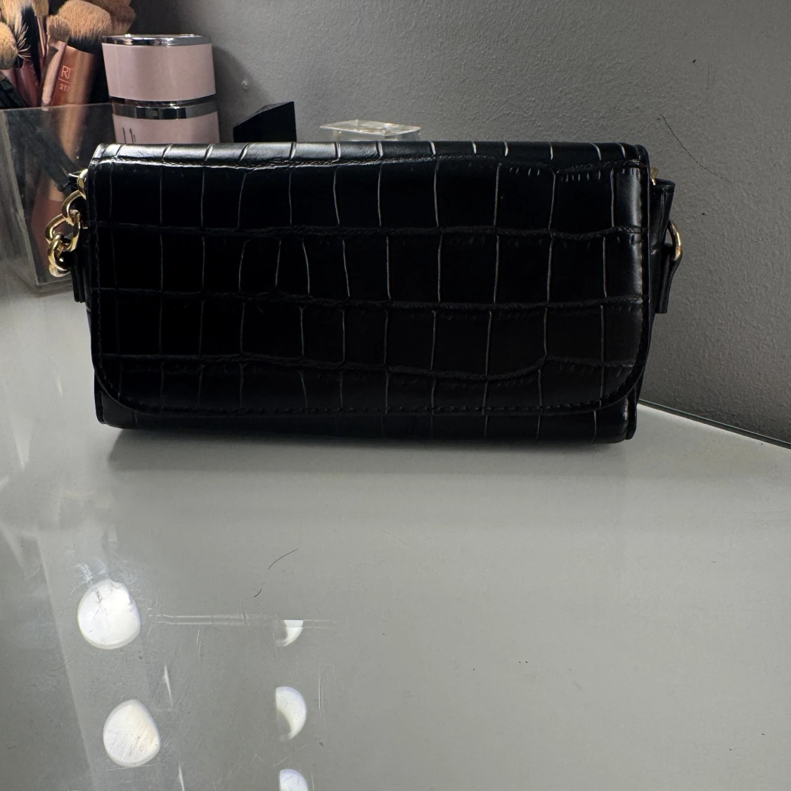 Svart axelväska med kedja