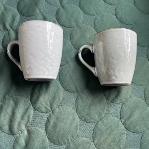 Koppar - Två fina gråa koppar 20 kr styck