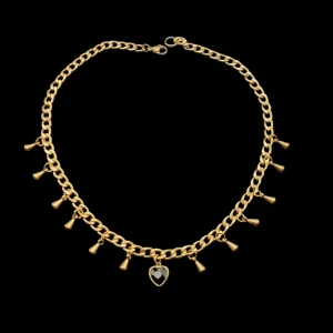 Handgjort halsband  - 🖤Mycket vackert halsband med ett  svart hjärta.Kedjans  tjocklek -5mm. Rostfritt stål Längd-40cm