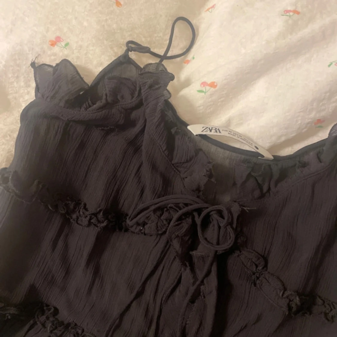 Svart volangig snörad topp från Zara - 1