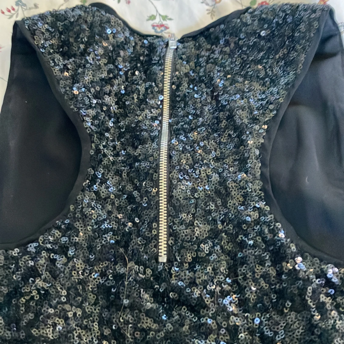 Svart paljettklänning från Skill - 3