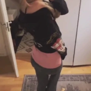  edhardy-stil zip up - Inte äkta Har fläckar som jag har täckt, har oxå  små hål vid fickan lite kristaller har ramlat av, priset kan diskuteras står xxl men är mer S-M superfin edhardy design kofta (bootleg) därav priset