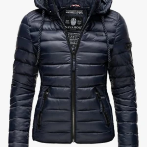 Mörkblå pufferjacka från Navahoo - Snygg mörkblå pufferjacka från Navahoo med huva och dragkedja framtill. Jackan har quiltad design, två fickor med dragkedja och coola snören vid huvan. Perfekt för kalla dagar när du vill hålla stilen och värmen.