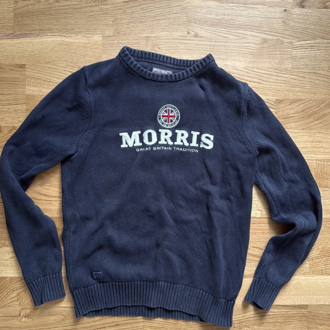 Mörkblå stickad tröja från Morris