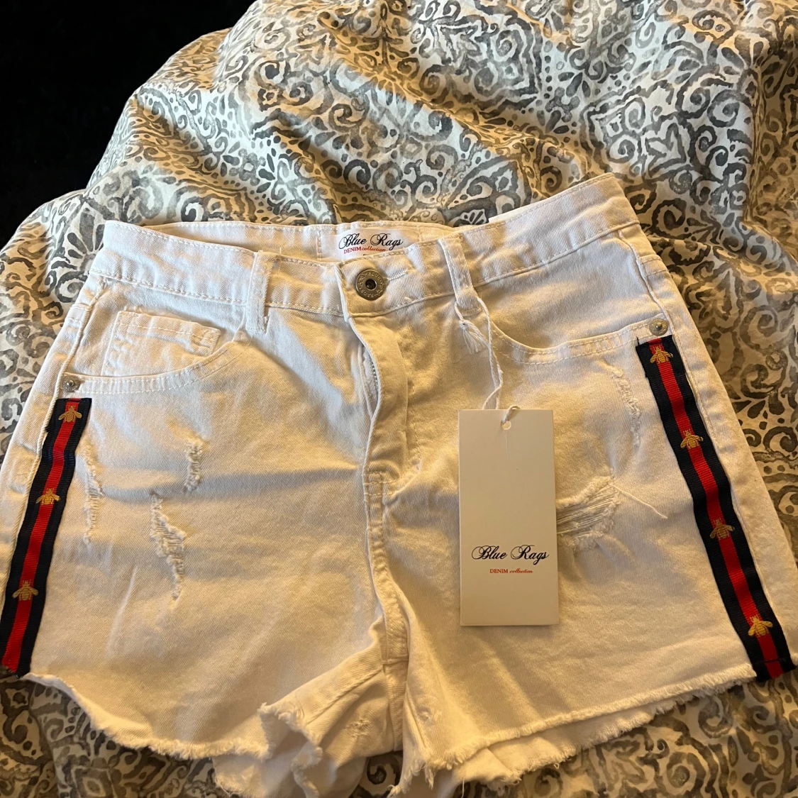 Vit jeansshorts med röd detalj Blue Rags