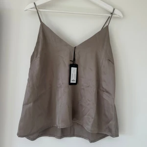 Satintopp - Satintopp från Lager 157 som säljs då den inte kommit till användning. Ny med prislapp kvar💕🙌