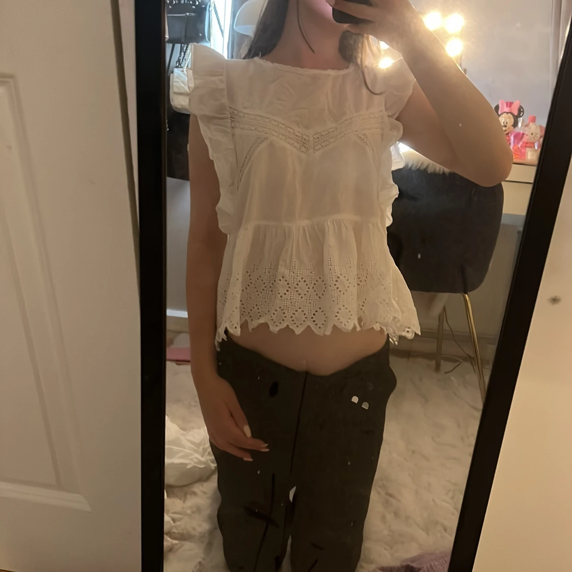 Vit blus med volang och broderi - 2