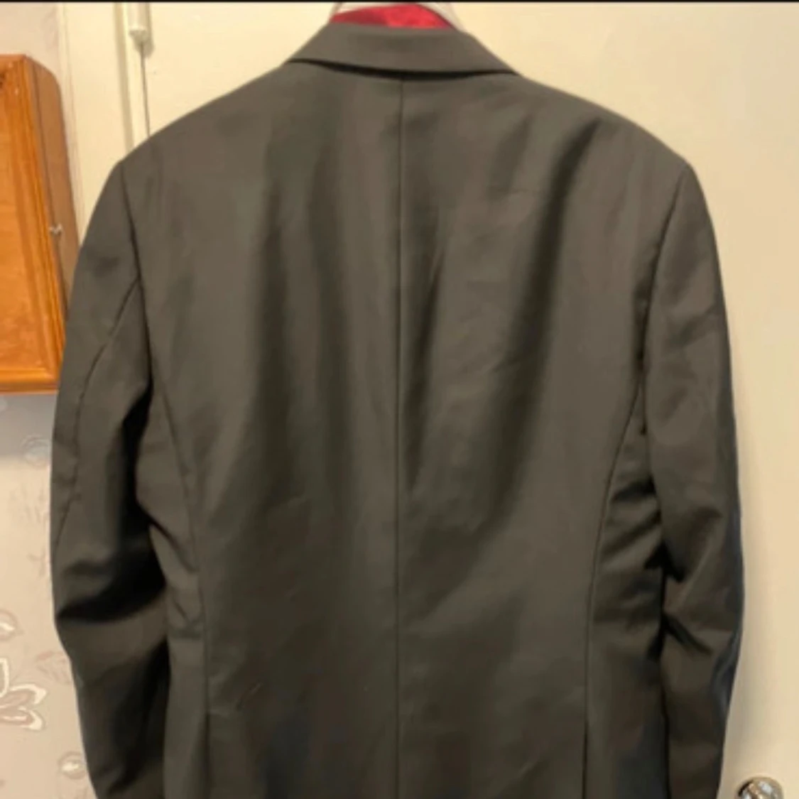 Kostym  och  vit skjorta med vita ränder  - 3