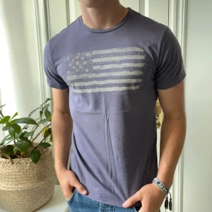 Ralph Lauren vintage t shirt  - Ljuslila vintage Ralph Lauren t shirt. Väldigt skön t shirt som sitter najs. Modellen är 180,75 kg. Kom med frågor! Färgen är inte lila men fanns ingen annan färg som jag kunde välja… 