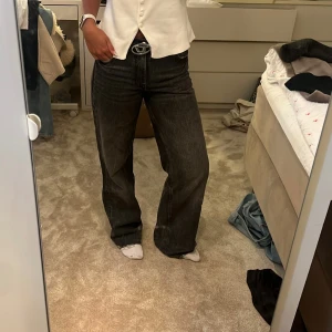 Vida jeans zara - Supersnygga vida jeans från zara i storlek 36-38🖤!! De är lite klippta nertill men passar mig (lite för långa) som är cirka 168 cm.