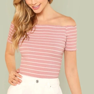 Rosa offshoulder randig topp - Superfin rosa offshoulder topp med vita ränder och ribbad struktur. Storlek S.