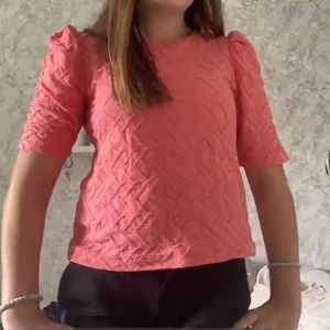 Rosa trekvarts blus med puffärm  - Superfin rosa/ korall trekvarts tröja med puffärmar ❤️tröjan är i väldigt bra skick, skriv för fler bilder ❤️