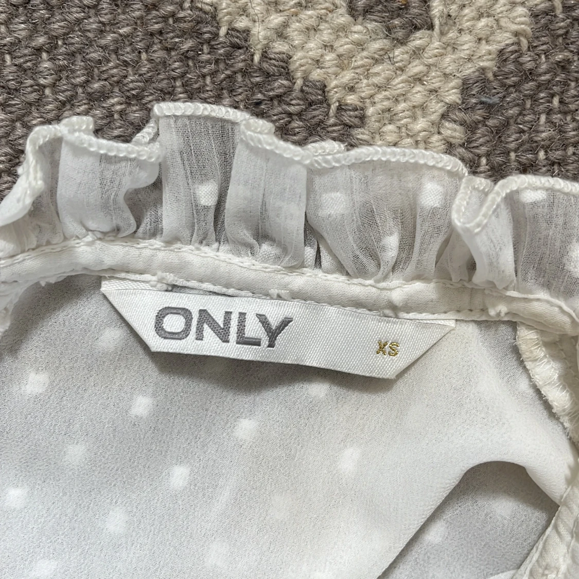 Vit prickig blus med volang från ONLY - 3