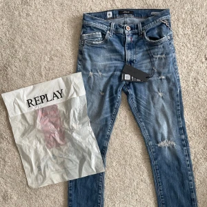 Replay blå slitna jeans - Snygga blå Replay  jeans med slitningar och distressed detaljer. Passformen är Slim fit. Köptes på Kidsbrandstore för 1200kr. Säljer pga dom e för små. Skicka vid funderingar🧩